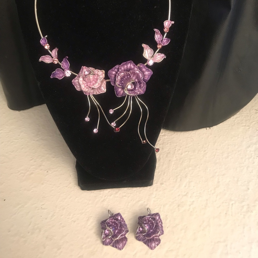 SILVER TONE WIRE NECKLACE PURPLE ENAMEL FLOWERS PURPLE RHINESTONES and earrings